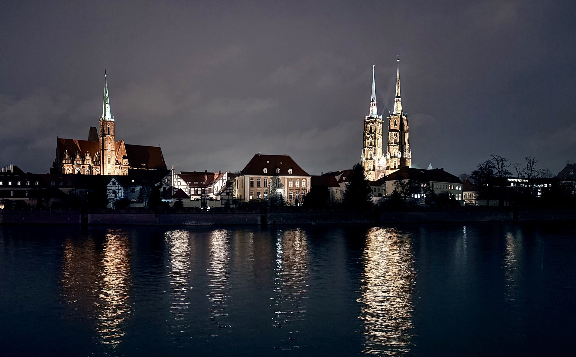Ostrów Tumski we Wrocławiu o zmierzchu